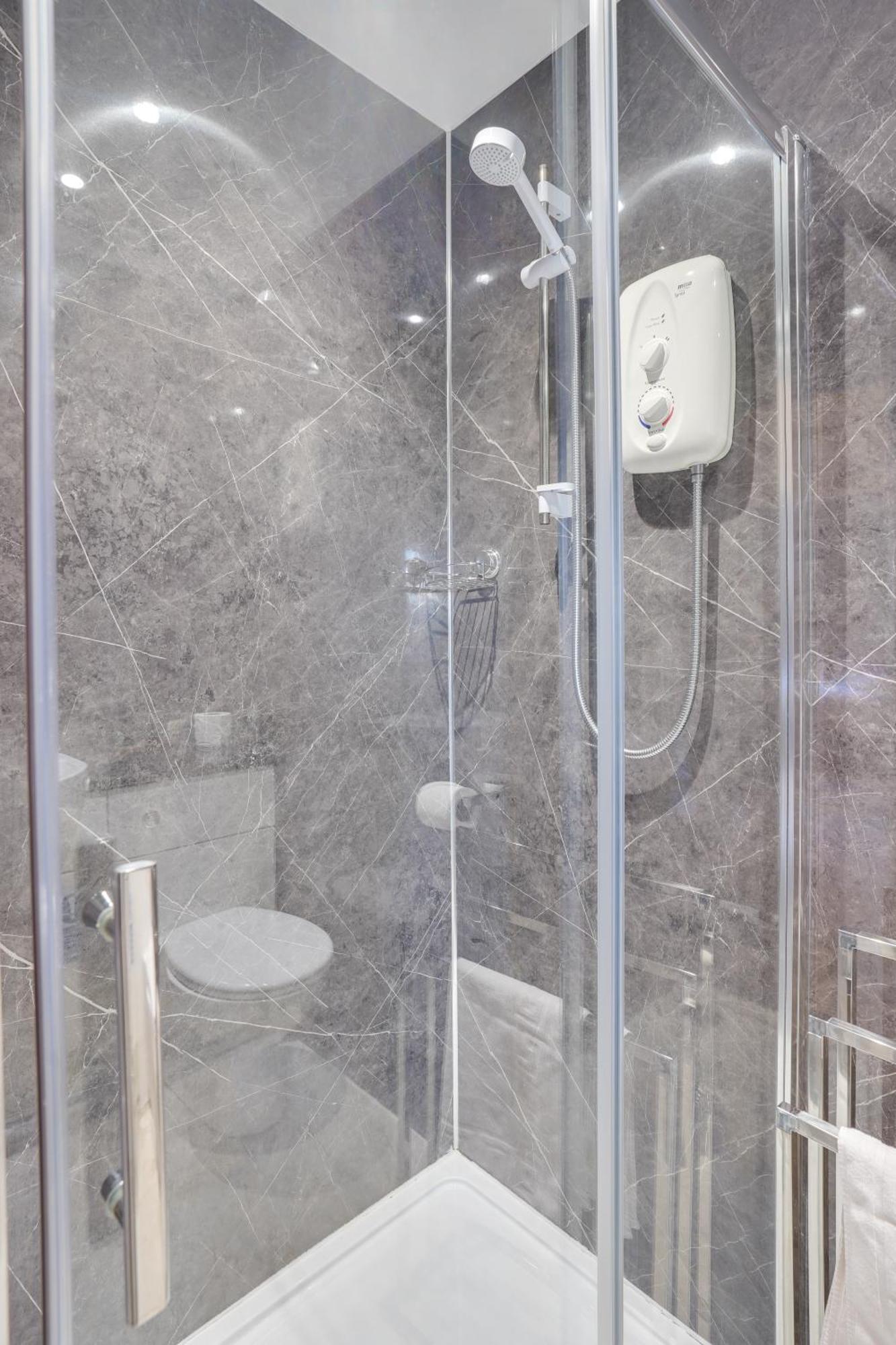 The County Hotel - Self Check-In, Ultra Fast Wi-Fi, Free Parking, Central Location セルカーク エクステリア 写真
